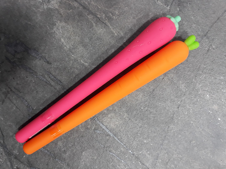 تصویر خودکار فانتزی School Fans با طرحهای بامزه هویج و توتفرنگی با بدنه رنگارنگ و طراحی خاص مناسب کودکان و نوجوانان