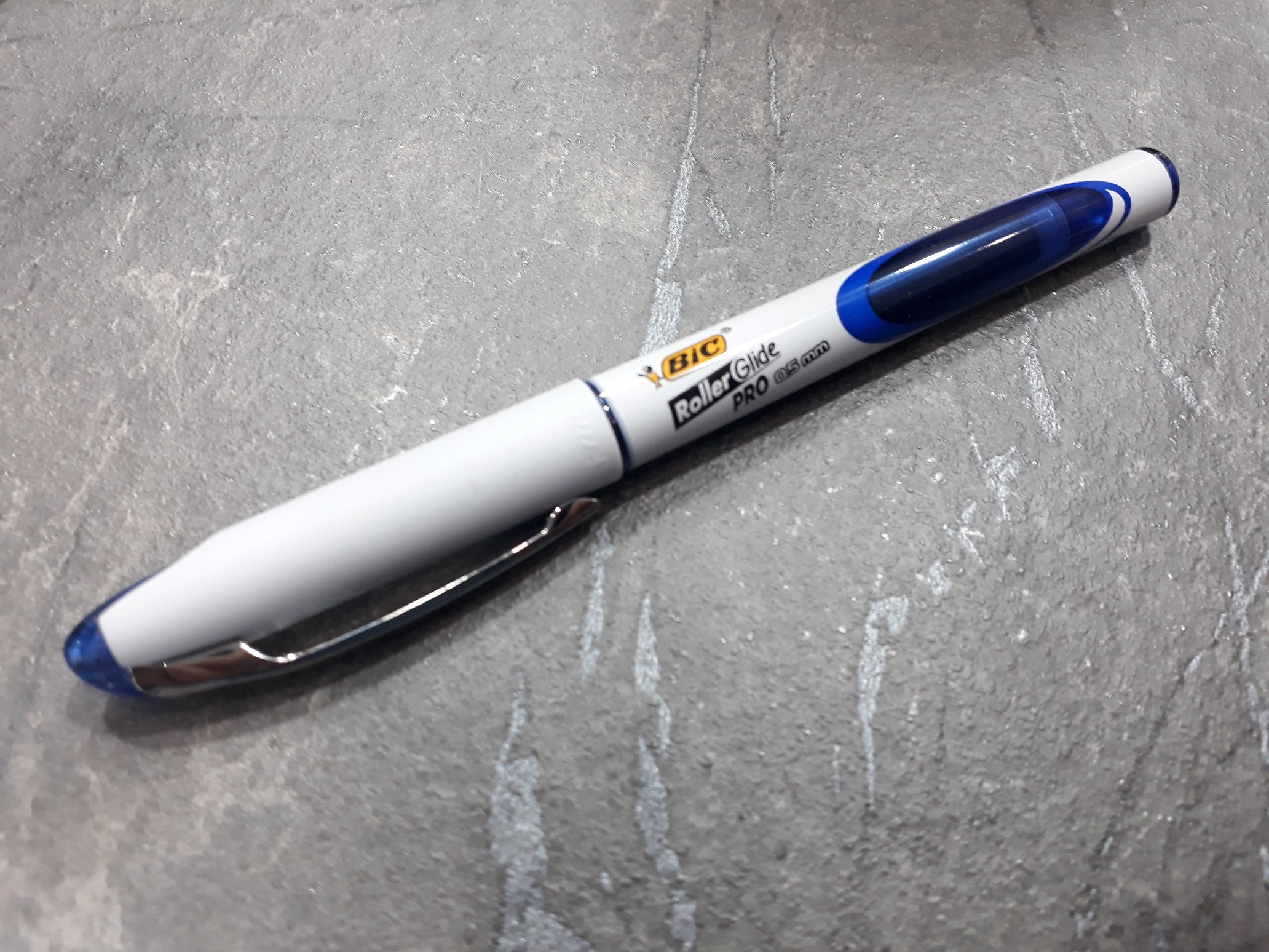 تصویر روان‌نویس BIC Roller Glide با نوک ۰.۵ میلی‌متر و رنگ آبی، با طراحی ساده و نوشتار روان برای استفاده روزمره و حرفه‌ای