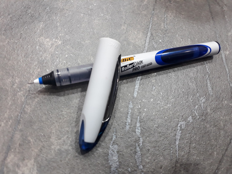 تصویر رواننویس BIC Roller Glide با نوک ۰.۵ میلیمتر و رنگ آبی، با طراحی ساده و نوشتار روان برای استفاده روزمره و حرفهای