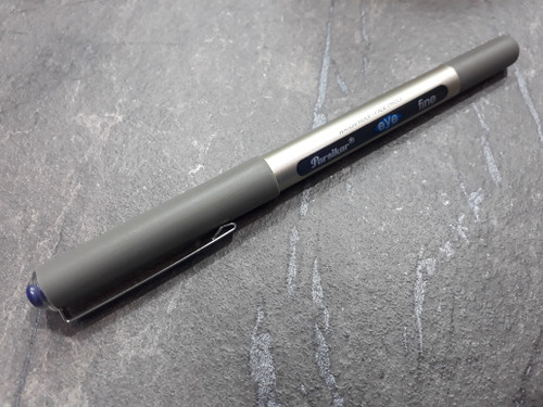 تصویر رواننویس پارسیکار ۰.۵ میلیمتر در رنگهای قرمز، آبی، مشکی و سبز با طراحی ساده و جوهر روان برای استفاده روزمره