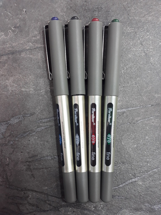 تصویر رواننویس پارسیکار ۰.۵ میلیمتر در رنگهای قرمز، آبی، مشکی و سبز با طراحی ساده و جوهر روان برای استفاده روزمره