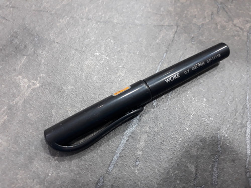 تصویر رواننویس Woke مشکی با نوک ۰.۷ میلیمتر، دارای طراحی ساده و نوشتار نرم و روان مناسب برای استفاده روزمره