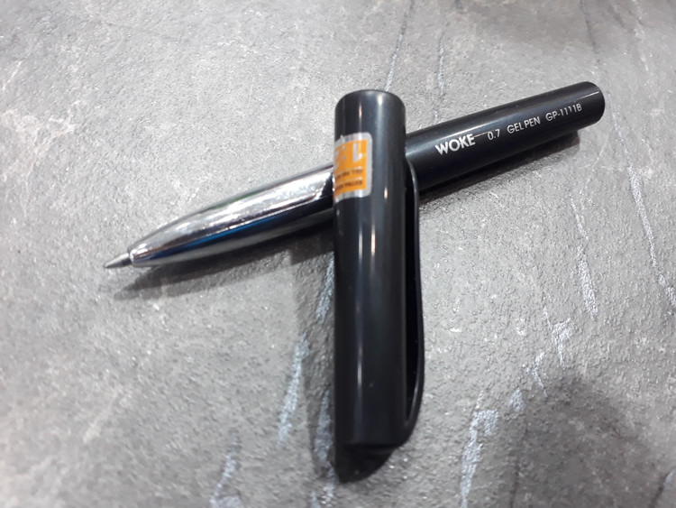 تصویر رواننویس Woke مشکی با نوک ۰.۷ میلیمتر، دارای طراحی ساده و نوشتار نرم و روان مناسب برای استفاده روزمره
