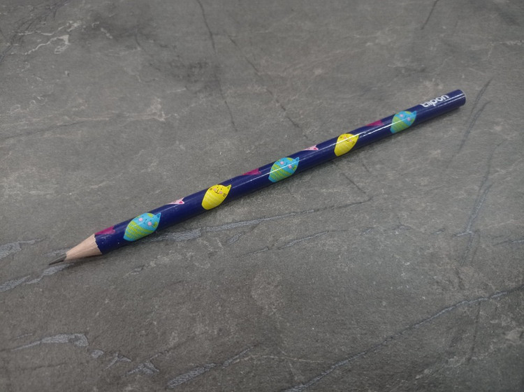 تصویر مداد مشکی Elipon با طراحی ساده و مغزی روان، مناسب برای نوشتن و استفاده روزمره در مدرسه و محل کار