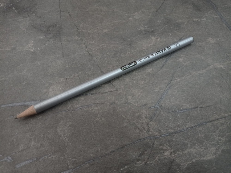 تصویر مداد HB آریا با بدنه متالیک و رنگهای براق، مغزی نرم و مناسب برای نوشتن و طراحی روزمره