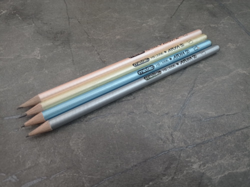 تصویر مداد HB آریا با بدنه متالیک و رنگهای براق، مغزی نرم و مناسب برای نوشتن و طراحی روزمره