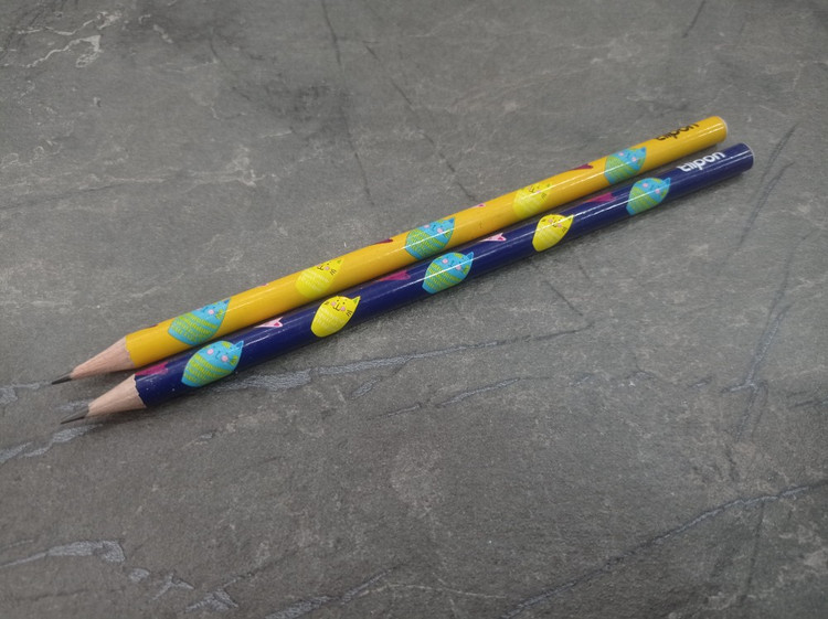 تصویر مداد مشکی Elipon با طراحی ساده و مغزی روان، مناسب برای نوشتن و استفاده روزمره در مدرسه و محل کار