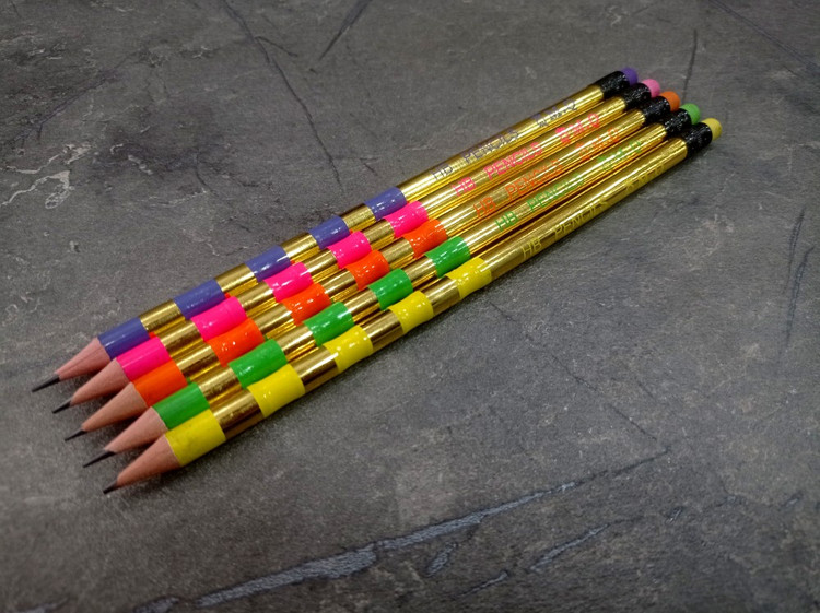 تصویر مداد مشکی HB برند M.Q با پاککن سرخود و طراحی ساده، مناسب برای نوشتار و استفاده روزمره