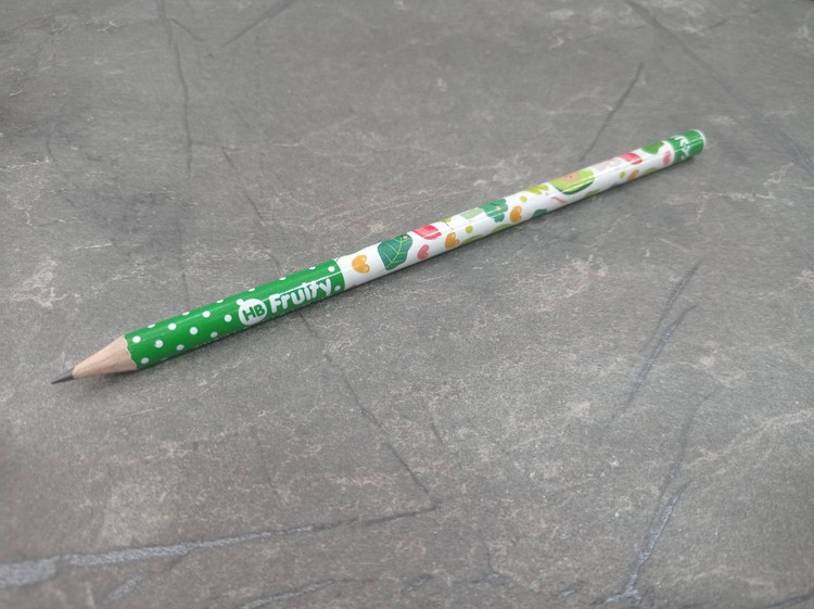 تصویر مداد مشکی آریا HB با طراحی ساده و مغزی روان، مناسب برای نوشتن و استفاده روزمره