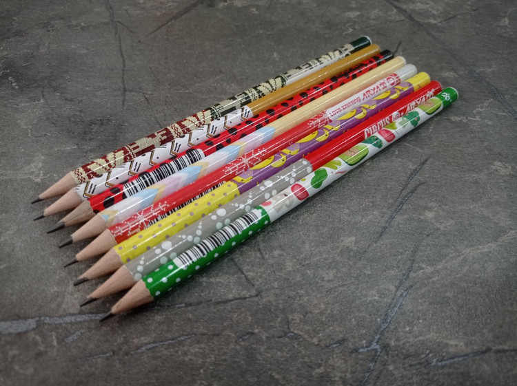 تصویر مداد مشکی آریا HB با طراحی ساده و مغزی روان، مناسب برای نوشتن و استفاده روزمره