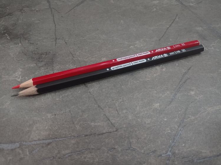 تصویر مداد HB آریا در دو رنگ مشکی و قرمز با طراحی ساده و مغزی نرم، مناسب برای نوشتار و نشانهگذاری روزمره