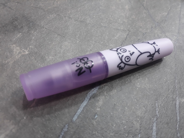 تصویر ماژیک هایلایت School Fans در رنگهای بنفش و سبز با طراحی ساده و نوک تخت مناسب برای مطالعه و علامتگذاری