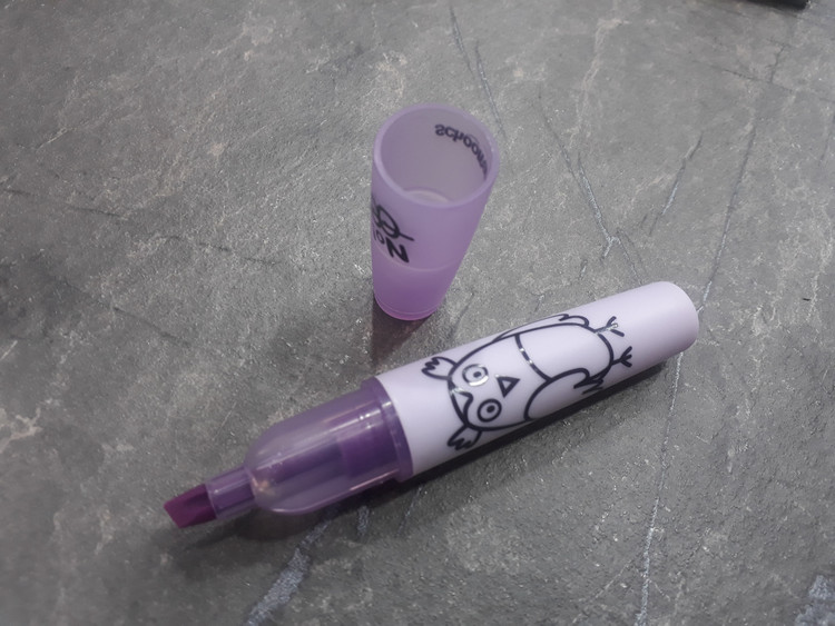 تصویر ماژیک هایلایت School Fans در رنگهای بنفش و سبز با طراحی ساده و نوک تخت مناسب برای مطالعه و علامتگذاری