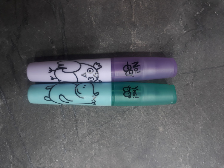 تصویر ماژیک هایلایت School Fans در رنگهای بنفش و سبز با طراحی ساده و نوک تخت مناسب برای مطالعه و علامتگذاری