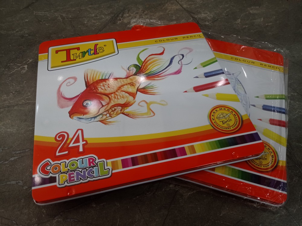 تصویر بسته ۲۴ عددی مداد رنگی Turtle با رنگ‌های متنوع، نوک نرم و مناسب برای نقاشی و طراحی دانش‌آموزان و هنرجویان