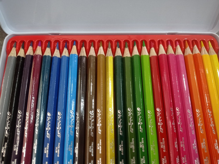 تصویر بسته ۲۴ عددی مداد رنگی Turtle با رنگهای متنوع، نوک نرم و مناسب برای نقاشی و طراحی دانشآموزان و هنرجویان