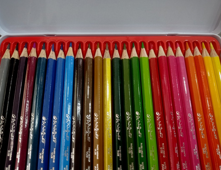 تصویر بسته ۲۴ عددی مداد رنگی Turtle با رنگهای متنوع، نوک نرم و مناسب برای نقاشی و طراحی دانشآموزان و هنرجویان