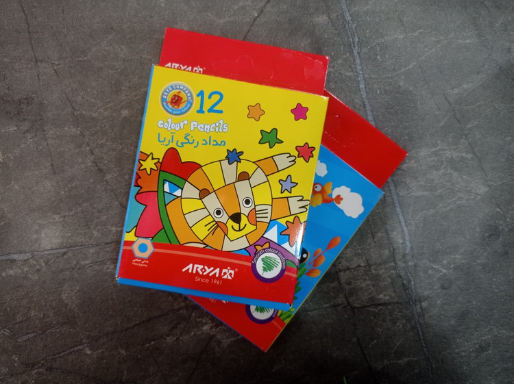 تصویر بسته ۱۲ عددی مداد رنگی آریا با رنگهای شاد و نوک نرم مناسب برای نقاشی و رنگآمیزی کودکان و هنرجویان