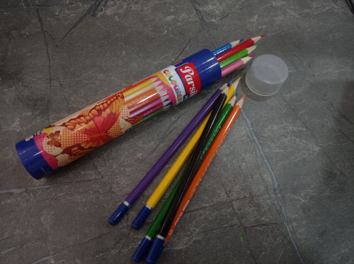 تصویر بسته ۱۲ عددی مداد رنگی پارسیکار با رنگهای متنوع و نوک مقاوم مناسب برای نقاشی دانشآموزان و کودکان