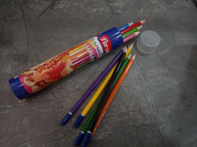 تصویر بسته ۱۲ عددی مداد رنگی پارسیکار با رنگهای متنوع و نوک مقاوم مناسب برای نقاشی دانشآموزان و کودکان