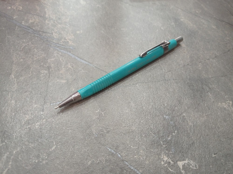 تصویر مداد نوکی Alpha در سایزهای ۰.۵، ۰.۷ و ۰.۹ میلیمتر با طراحی ساده و بدنه خوشدست مناسب نوشتار دقیق و طراحی