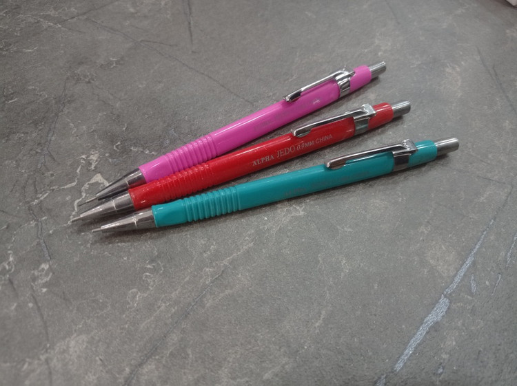 تصویر مداد نوکی Alpha در سایزهای ۰.۵، ۰.۷ و ۰.۹ میلیمتر با طراحی ساده و بدنه خوشدست مناسب نوشتار دقیق و طراحی