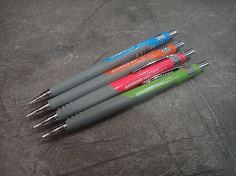 تصویر اتود کرونا در سایزهای ۰.۵، ۰.۷ و ۰.۹ میلیمتر با طراحی ساده و خوشدست مناسب نوشتار روزانه و استفاده در مدرسه و دانشگاه