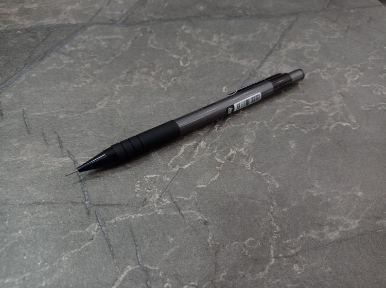 تصویر مداد نوکی Duet در سایزهای ۰.۵ و ۰.۷ میلیمتر با بدنه خوشدست و طراحی زیبا، مناسب نوشتار و طراحی روزمره