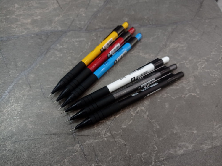 تصویر مداد نوکی Duet در سایزهای ۰.۵ و ۰.۷ میلیمتر با بدنه خوشدست و طراحی زیبا، مناسب نوشتار و طراحی روزمره