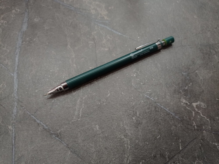 تصویر اتود C.Class با نوک ۰.۵ میلیمتر و طراحی ساده و خوشدست، مناسب نوشتن دقیق و طراحی روزمره