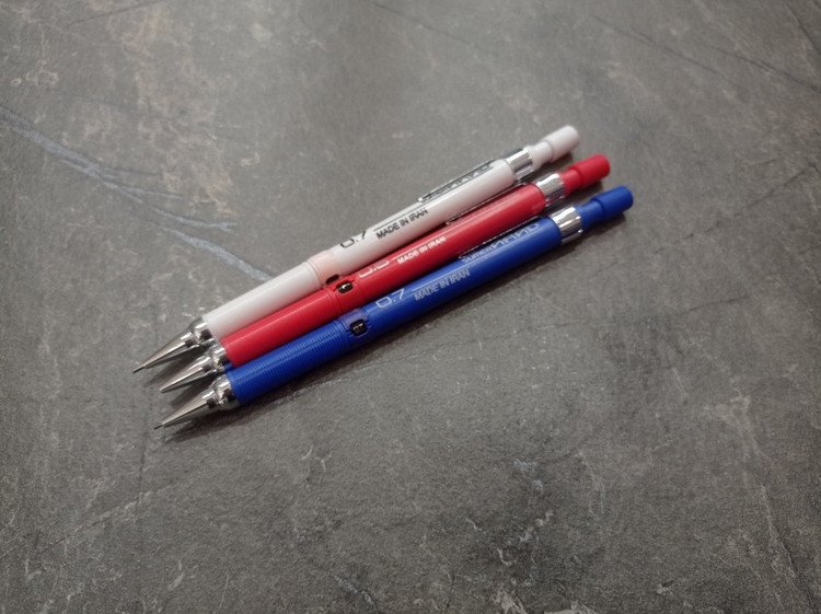 تصویر اتود Sumer ARAD در سایزهای ۰.۵ و ۰.۷ میلیمتر با طراحی ساده و کاربردی برای نوشتن روزمره