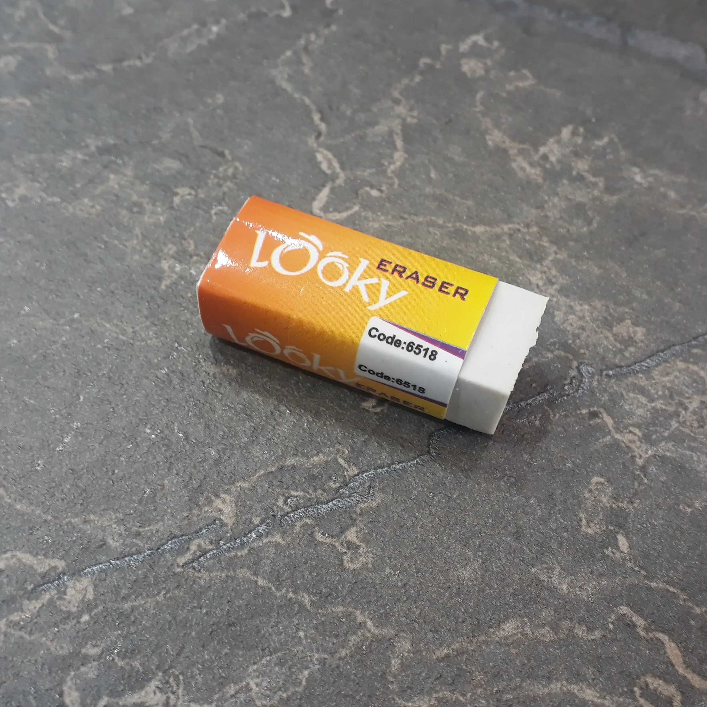 تصویر پاک‌کن Looky با طراحی ساده و رنگ سفید، مناسب برای پاک‌کردن دقیق و تمیز مداد