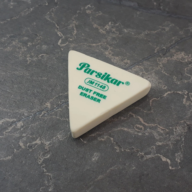 تصویر پاککن مثلثی پارسیکار با طراحی خاص و دقیق، مناسب برای پاککردن تمیز نوشتههای مدادی