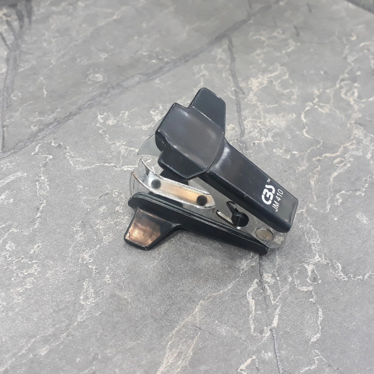 دستگاه منگنه کش برند CBS کد JM-410 با طراحی ارگونومیک و کاربردی