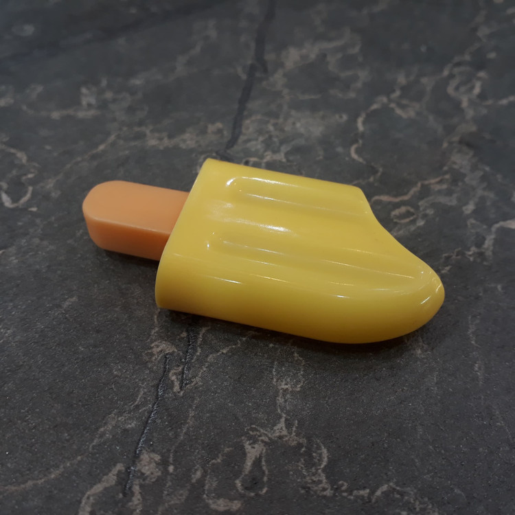 تصویر ماژیک هایلایت مدل بستنی در رنگهای زرد، سبز و صورتی با طراحی فانتزی و نوک تخت مناسب برای علامتگذاری متون