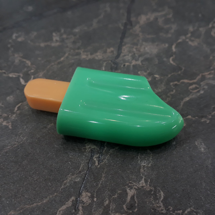 تصویر ماژیک هایلایت مدل بستنی در رنگهای زرد، سبز و صورتی با طراحی فانتزی و نوک تخت مناسب برای علامتگذاری متون