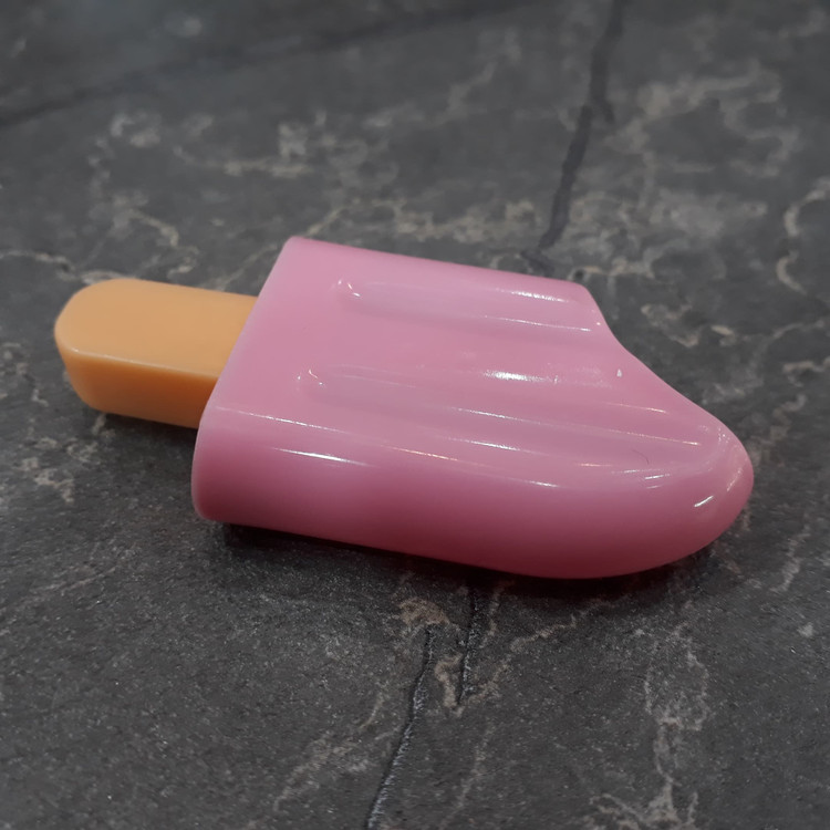 تصویر ماژیک هایلایت مدل بستنی در رنگهای زرد، سبز و صورتی با طراحی فانتزی و نوک تخت مناسب برای علامتگذاری متون