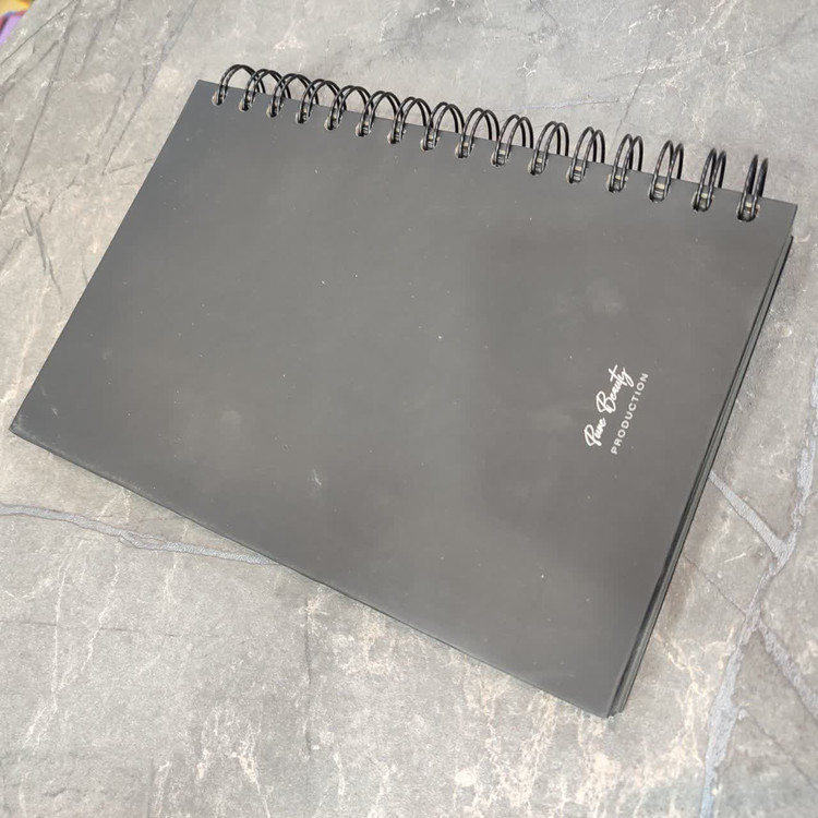 دفتر کاغذ مشکی برند Pure Beauty با جلد فانتزی و مناسب طراحی با ماژیک سفید و رنگ متالیک