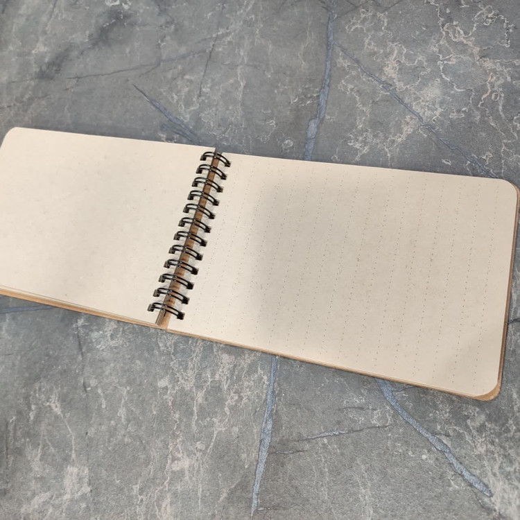 دفترچه کرافت با جلد قهوهای طبیعی و کاغذ با کیفیت مناسب نوشتار و طراحی