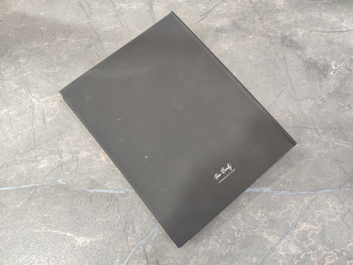 کلاسور برند Pure Beauty با صفحات مشکی ضخیم، مناسب طراحی هنری با قلمهای رنگی و سفید