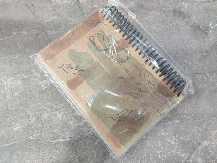 دفتر ۱۰۰ برگ برند Elipon با طراحی هنری روی جلد و ابعاد ۱۴.۵ در ۲۰.۵ سانتیمتر