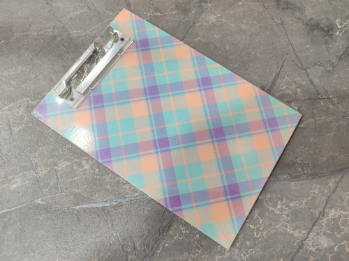 تخته شاسی برند Rando سایز A5 با طراحی ساده و بدنه مقاوم مناسب برای یادداشتبرداری، طراحی و حمل روزانه