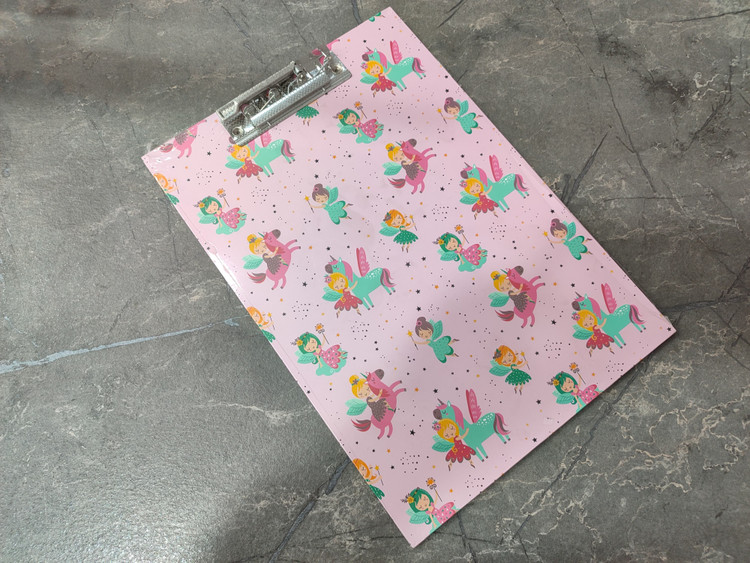 تخته شاسی برند HASHTAG سایز A4 با بدنه مقاوم و گیره محکم، مناسب یادداشتبرداری و طراحی در محیطهای مختلف