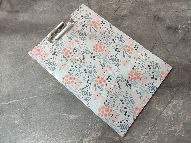 تخته شاسی برند HASHTAG سایز A4 با بدنه مقاوم و گیره فلزی مناسب طراحی، نوشتن و یادداشتبرداری در مدرسه و محل کار