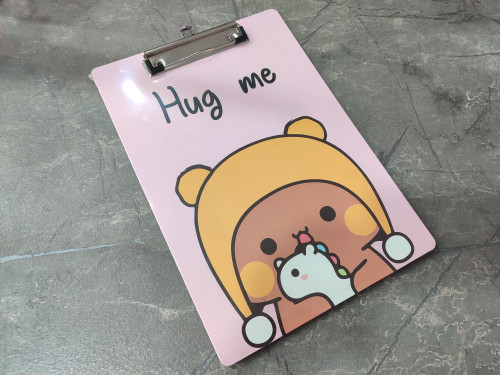 تخته شاسی برند Hero سایز A4 با بدنه مقاوم و گیره فلزی محکم برای یادداشتبرداری و طراحی در کلاس، دفتر و محیطهای آموزشی