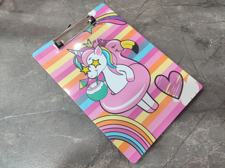 تخته شاسی برند Hero سایز A4 با بدنه مقاوم و گیره فلزی محکم برای یادداشتبرداری و طراحی در کلاس، دفتر و محیطهای آموزشی