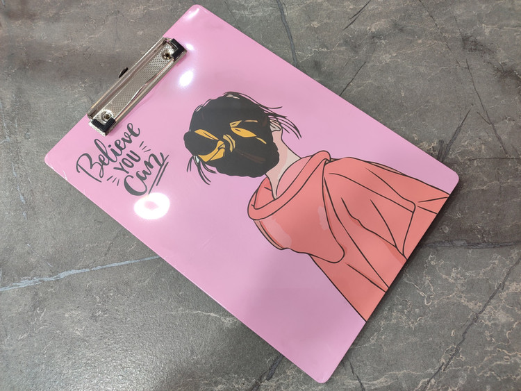 تخته شاسی برند Hero سایز A4 با بدنه مقاوم و گیره فلزی محکم برای یادداشتبرداری و طراحی در کلاس، دفتر و محیطهای آموزشی