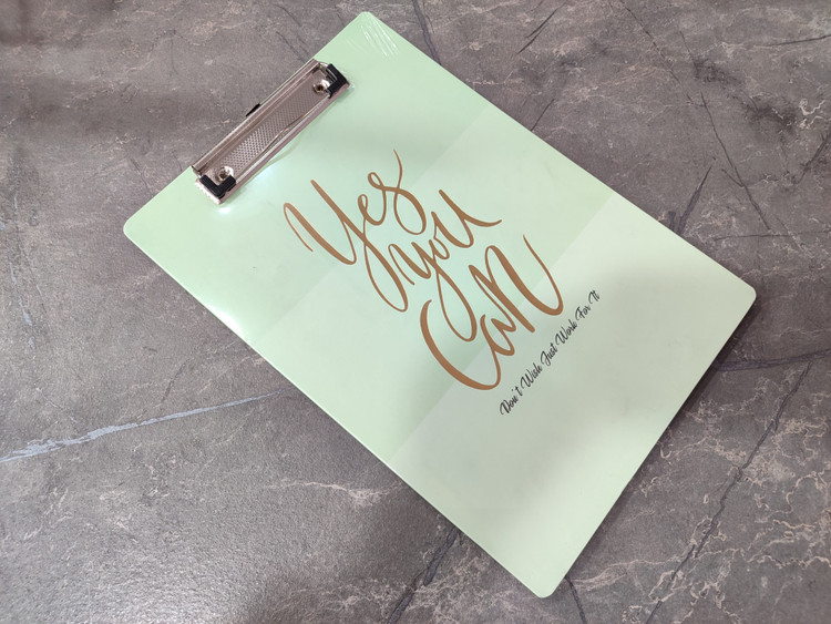 تخته شاسی برند Hero سایز A4 با بدنه مقاوم و گیره فلزی محکم برای یادداشتبرداری و طراحی در کلاس، دفتر و محیطهای آموزشی