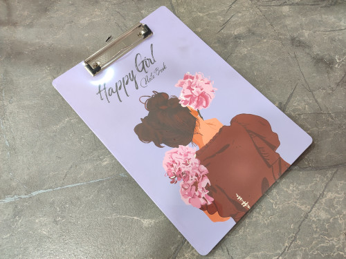 تخته شاسی برند Hero سایز A4 با بدنه مقاوم و گیره فلزی محکم برای یادداشتبرداری و طراحی در کلاس، دفتر و محیطهای آموزشی