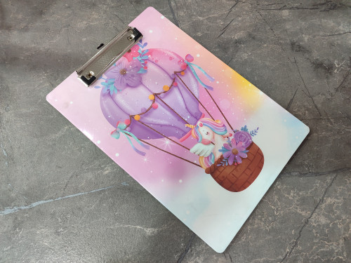 تخته شاسی برند Hero سایز A4 با بدنه مقاوم و گیره فلزی محکم برای یادداشتبرداری و طراحی در کلاس، دفتر و محیطهای آموزشی